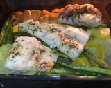 Foto del paso 6 de la receta: Merluza al horno con espárragos trigueros y patatas