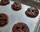 Foto langkah ke 5 dari resep Chocolate cookies/ choco chips cookies nyoklat bangett.