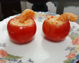 Foto del paso 6 de la receta: Tomates rellenos de langostinos y surimi aderezados con mahonesa y aceite de marisco