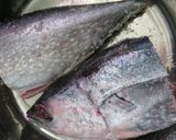 Foto langkah ke 1 dari resep Mangut Ikan Tongkol tomat hijau.