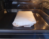 Foto del paso 3 de la receta: Salmón al papillote con costra de queso ricotta y salsa harissa acompañado por rovellons salteados