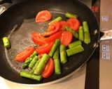 Foto langkah ke 2 dari resep Tumis Asparagus Telur & Tomat #Maree.