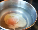 Foto del paso 5 de la receta: Sartén de huevo poché con setas y ajos tiernos