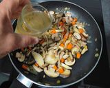 Foto del paso 3 de la receta: Centros y Ventresca de Merluza con Mix de Setas Salteadas