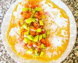 Une image de l'étape 3 de Wrap de patate douce à l’avocat, tomate et oignon rouge.