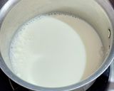 व्हाइट चॉकलेट और स्ट्रॉबेरी होट शेक (White chocolate aur strawberry hot shake recipe in Hindi) रेसिपी चरण 4 फोटो