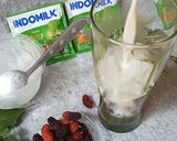 Foto langkah ke 3 dari resep Mulberry Oreo Creamy Matcha.
