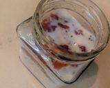A picture of step 1 of Overnight strawberries smoothie parafit in almond milk.