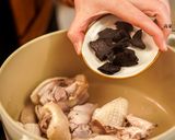 【老菜脯柿餅雞湯】大寒節氣燉湯，柿柿如意小孩愛的食譜步驟2照片