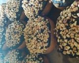 Foto langkah ke 8 dari resep Donat topping coklat kacang.