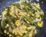 Foto del paso 4 de la receta: Pasta codito con rajas de poblano, queso, elote y crema