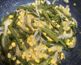 Foto del paso 4 de la receta: Pasta codito con rajas de poblano, queso, elote y crema