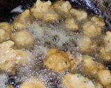 A picture of step 2 of Gobhi ke pakore.
