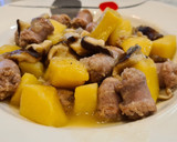 Foto del paso 5 de la receta: Patatas guisadas con salchichas frescas y setas shiitake
