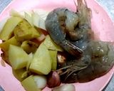 รูปขั้นตอนการทำที่ 3 ของ กุ้งผัดมันฝรั่งพริกไทยราดหน้าข้าว