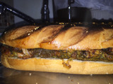 Sándwich de costilla gigante de barbacoa