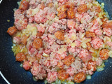 Macarrones con chistorra roja con carne picada gratinados