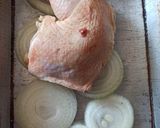 Foto del paso 1 de la receta: Pollo al horno en colchón de cebolla