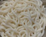 Hình bước làm 1 của món Mì udon trộn sốt teriyaki và rau củ xào