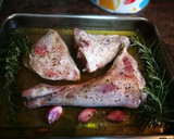 Foto del paso 1 de la receta: Paletilla de cordero al horno en salsa de vino blanco al romero