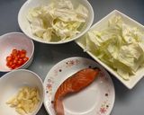 減脂食譜 - 香煎鮭魚+蒜炒高麗菜的食譜步驟1照片