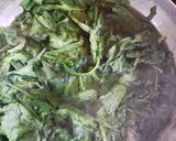 A picture of step 1 of Sarson dain saag.