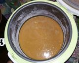 Foto langkah ke 7 dari resep Bolu Sarang Semut (Caramel Cake) Magic com.