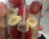Foto langkah ke 1 dari resep Smoothies Strawberry Pisang.