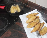 Foto del paso 2 de la receta: Barritas de gallo rebozado con ensalada y papas fritas