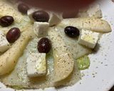 Foto del paso 7 de la receta: Carpaccio de bacalao ahumado con queso fresco, pera, alficoz y aceitunas, en 5’