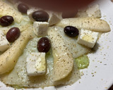 Foto del paso 7 de la receta: Carpaccio de bacalao ahumado con queso fresco, pera, alficoz y aceitunas, en 5’