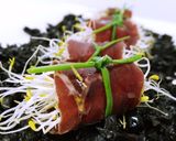 Foto del paso 10 de la receta: Rollitos de cecina con germinados y sirope de membrillo sobre tierra de aceitunas negras y aceite aromatizado de romero