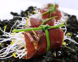 Foto del paso 10 de la receta: Rollitos de cecina con germinados y sirope de membrillo sobre tierra de aceitunas negras y aceite aromatizado de romero