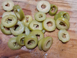 Botana de queso panela con aceitunas y tomates deshidratados