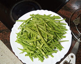 Foto del paso 1 de la receta: Pechuga asada con salteado de arroz con judías verdes y pasas
