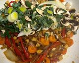 Foto del paso 3 de la receta: Wok de vegetales, merluza y fideos de arroz sobre puré de calabaza 🥙