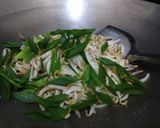 Foto langkah ke 3 dari resep Tumis Toge Ikan Asin.