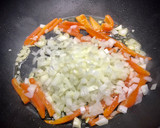 Foto del paso 3 de la receta: Crepes salados rellenos de pollo con salsa de cebolla y pimiento