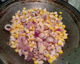 Foto langkah ke 2 dari resep Tumis cumi asin jagung manis.