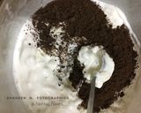 A picture of step 3 of Oreo Icecream Roll.