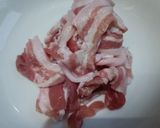 รูปขั้นตอนการทำที่ 1 ของ หมูสามชั้นผัดพริกหวาน
