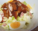 Foto del paso 2 de la receta: Ensalada de pollo empanado