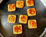 A picture of step 3 of Cream Crackers Maska Chaska Pizza.