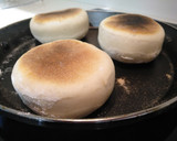 Foto del paso 7 de la receta: Muffins ingleses (panecillos sin horno)