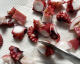 Foto del passaggio 3 della ricetta Polpo e porro con vinaigrette al miso 🇯🇵🥢🐙