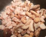Foto del paso 2 de la receta Revuelto de setas, gambas y espárragos verdes