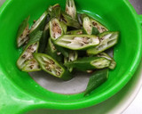 รูปขั้นตอนการทำที่ 2 ของ กระเจี๊ยบเขียวผัดกุ้ง