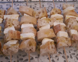 Foto del paso 7 de la receta: Brochetas de ciabatta y mozzarella con ensalada de borlotti