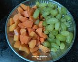A picture of step 1 of Papaya Green Grapes Smoothie.
