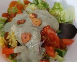 Foto del paso 4 de la receta Ensalada cabrales, ajos fritos, tomate, con brotes frescos